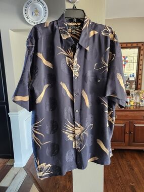Tori Richard Honolulu Midnight Blue Short-Sleeve Button-Down with Gold Print